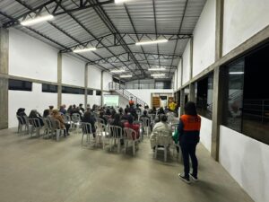 Defesa civil de Nova Friburgo orienta moradores de Lumiar sobre incêndios e estiagem